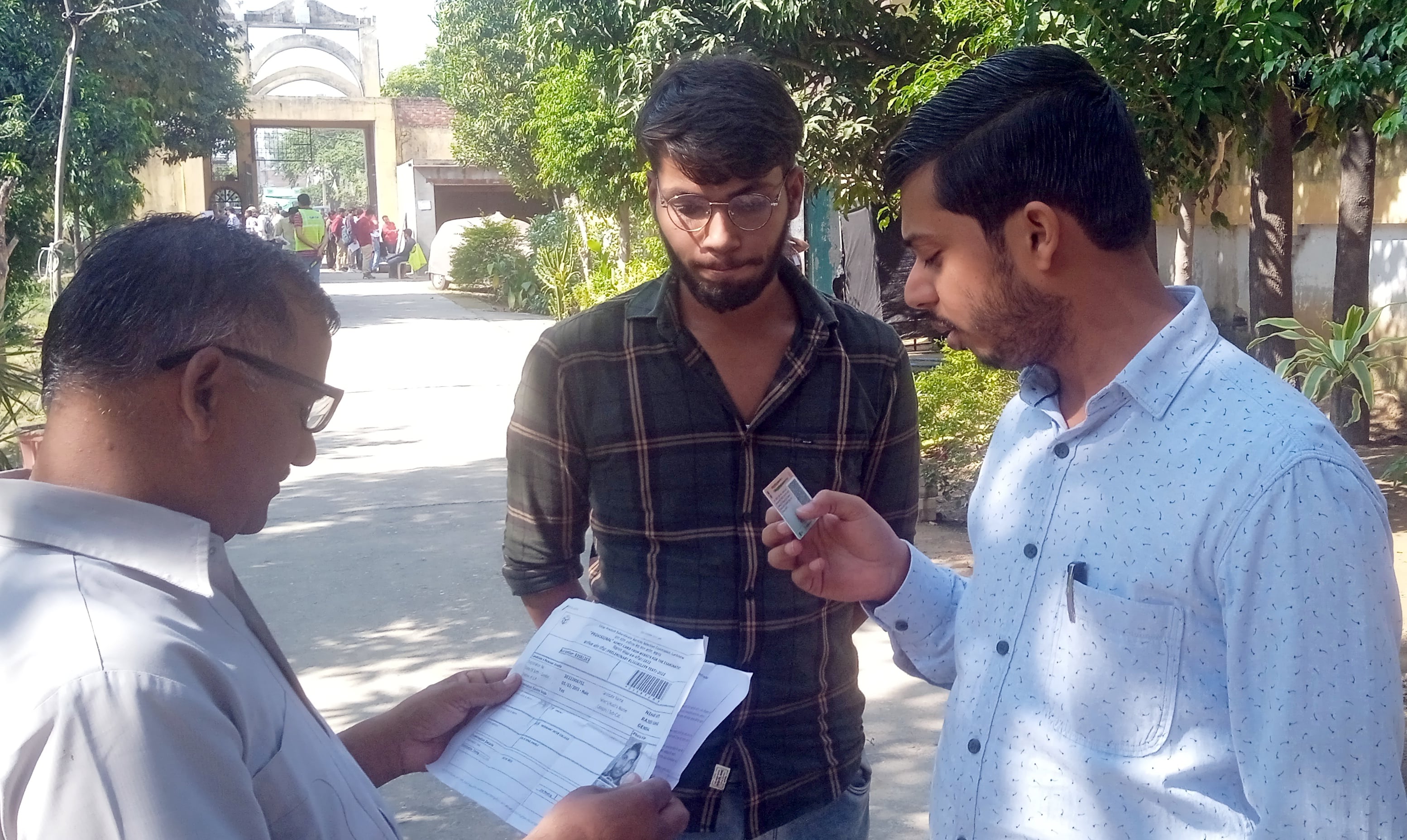 शामली देशभक्त इंटर कॉलेज में अभ्यर्थी का प्रमाण पत्र चेक करते जिला कार्यक्रम अधिकारी।