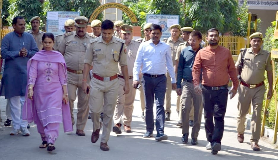 शामली वीवी इंटर कॉलेज में पीईटी की व्यवस्थाओं का जायजा लेने जाते डीएम जसजीत कौर व एसपी अभिषेक झा।