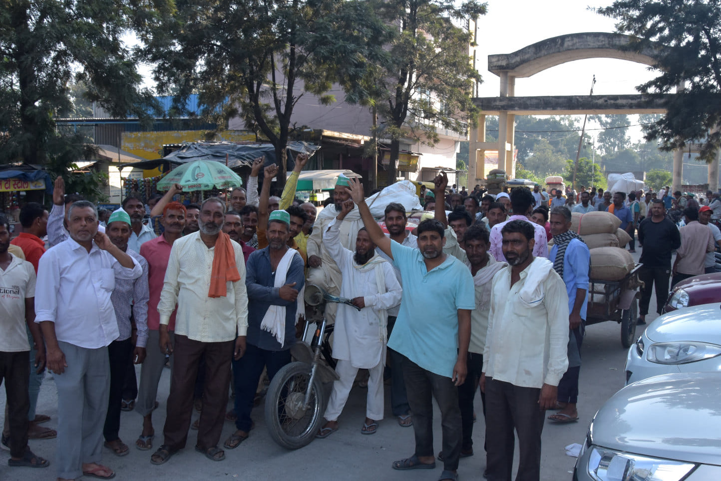 ट्रांसपोर्ट नगर के आरटीओ कार्यालय के हंगामा करते जुगाड रेहड़ा चालक