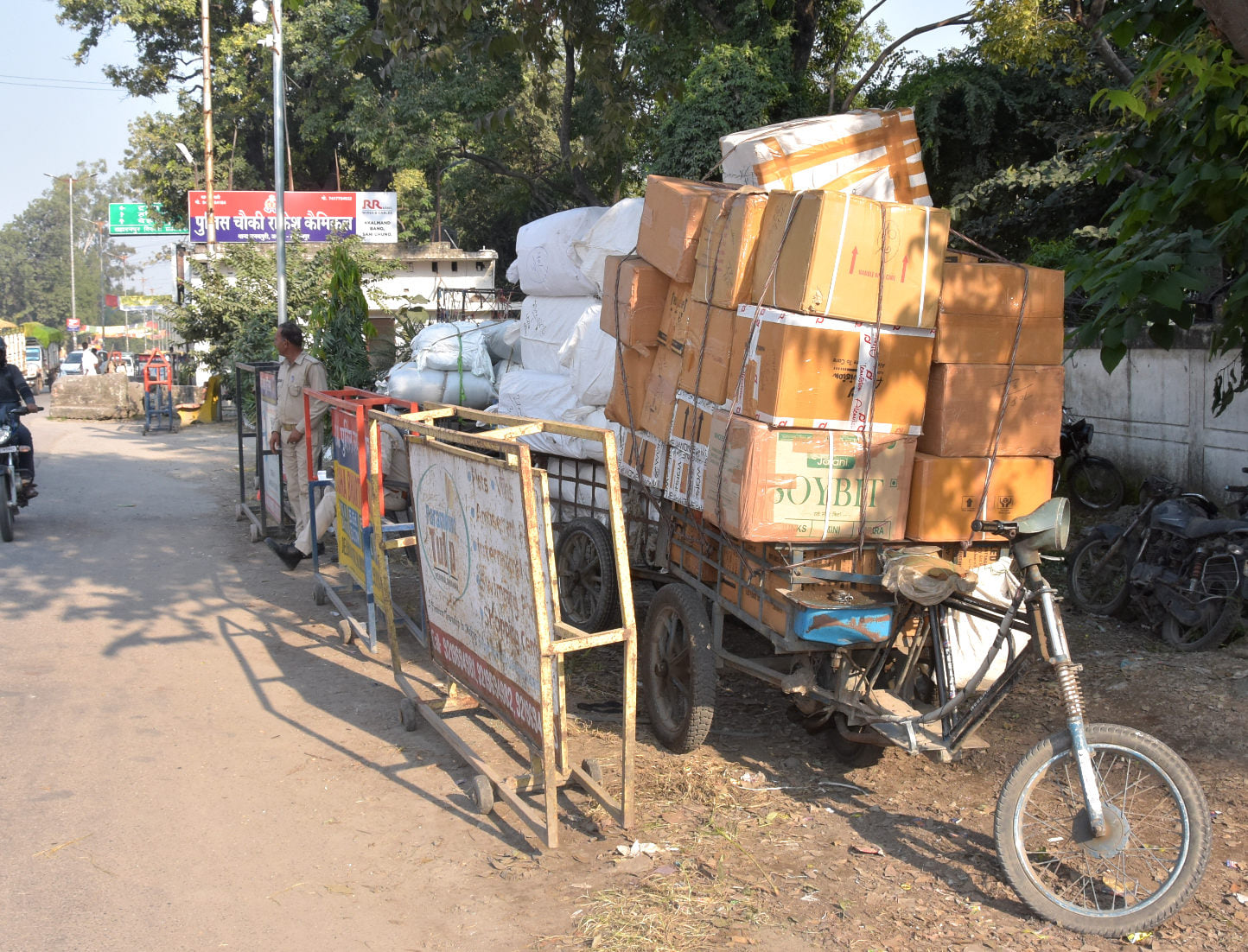 ट्रांसपोर्ट नगर के आरटीओ और पुलिस द्वारा पकड़े गये जुगाड रेहड़ा