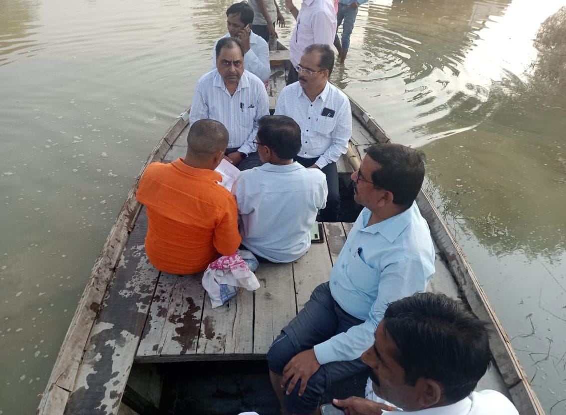 दातागंज के बाढ़ प्रभारी इलाकों में नाव से जायजा लेते अधिकारी। संवाद दातागंज के बाढ़ प्रभारी इलाकों में नाव से जायजा लेते अधिकारी। संवाद