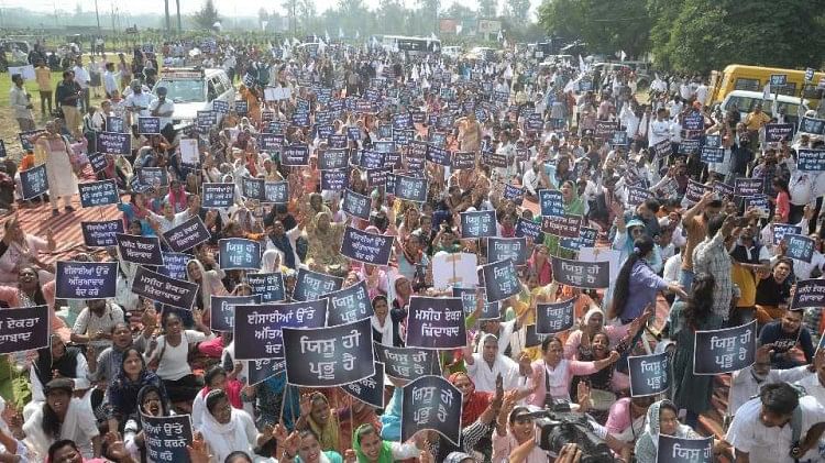 Jalandhar News: अमृतपाल सिंह की गिरफ्तारी की मांग, जालंधर में ईसाई भाईचारे के लोगों ने दिया धरना