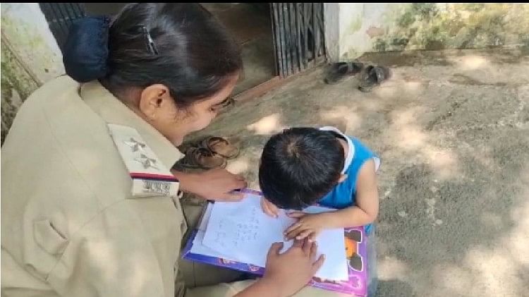 Madhya Pradesh: मम्मी की रिपोर्ट लिखाने थाने पहुंचा तीन साल का बच्चा, वीडियो वायरल, इस बात से था खफा