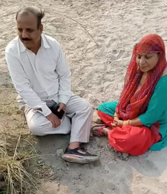 बिडौली युमना नदी के पास बैठे गमजदा माता पिता