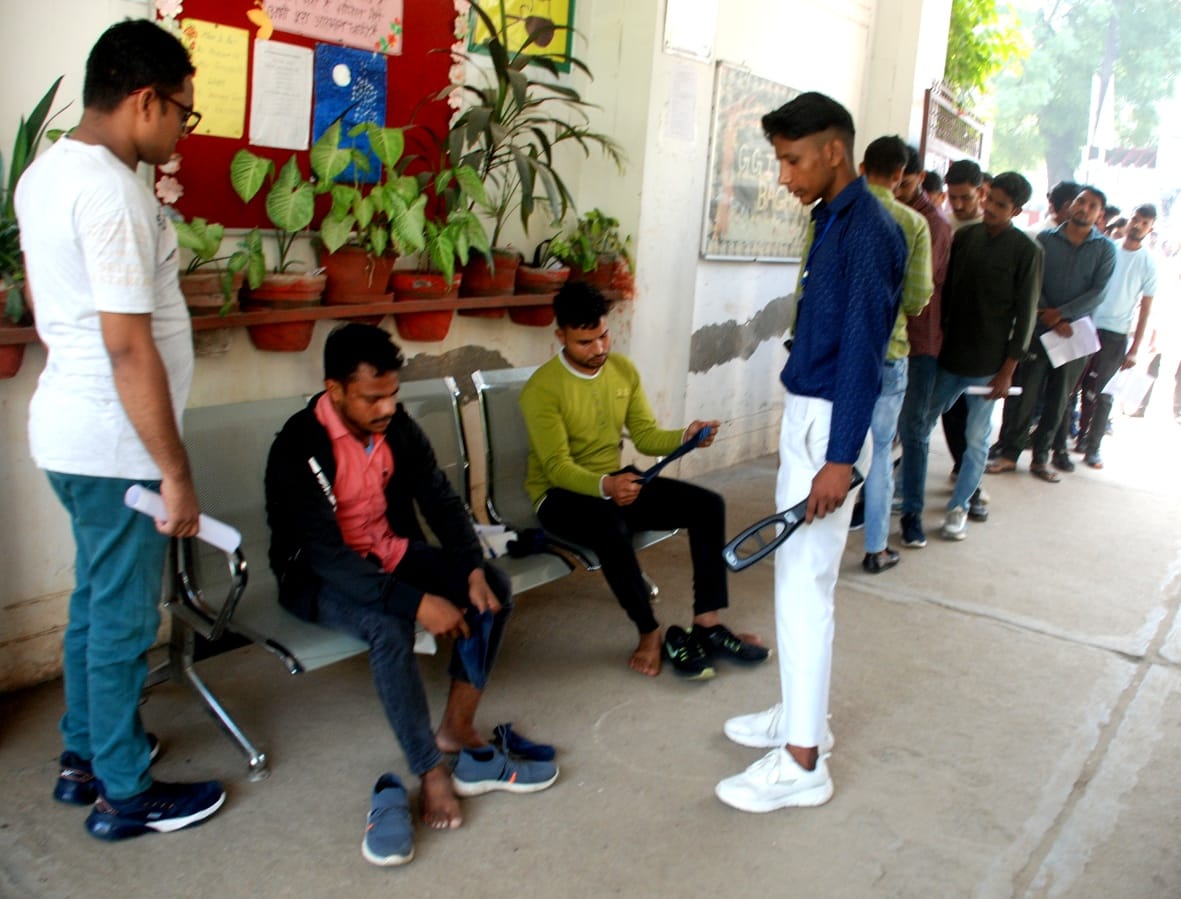 बागपत के राजकीय कन्या इंटर कालेज में अभ्यर्थियों के जूते उतरवाकर चैंकिग करते हुए बागपत के राजकीय कन्या इंटर कालेज में अभ्यर्थियों के जूते उतरवाकर चैंकिग करते हुए