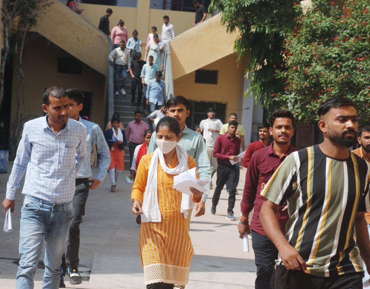 बागपत यमुना इंटर कालेज में परीक्षा देने के बाद बाहर की ओर आते अभ्यर्थी बागपत यमुना इंटर कालेज में परीक्षा देने के बाद बाहर की ओर आते अभ्यर्थी