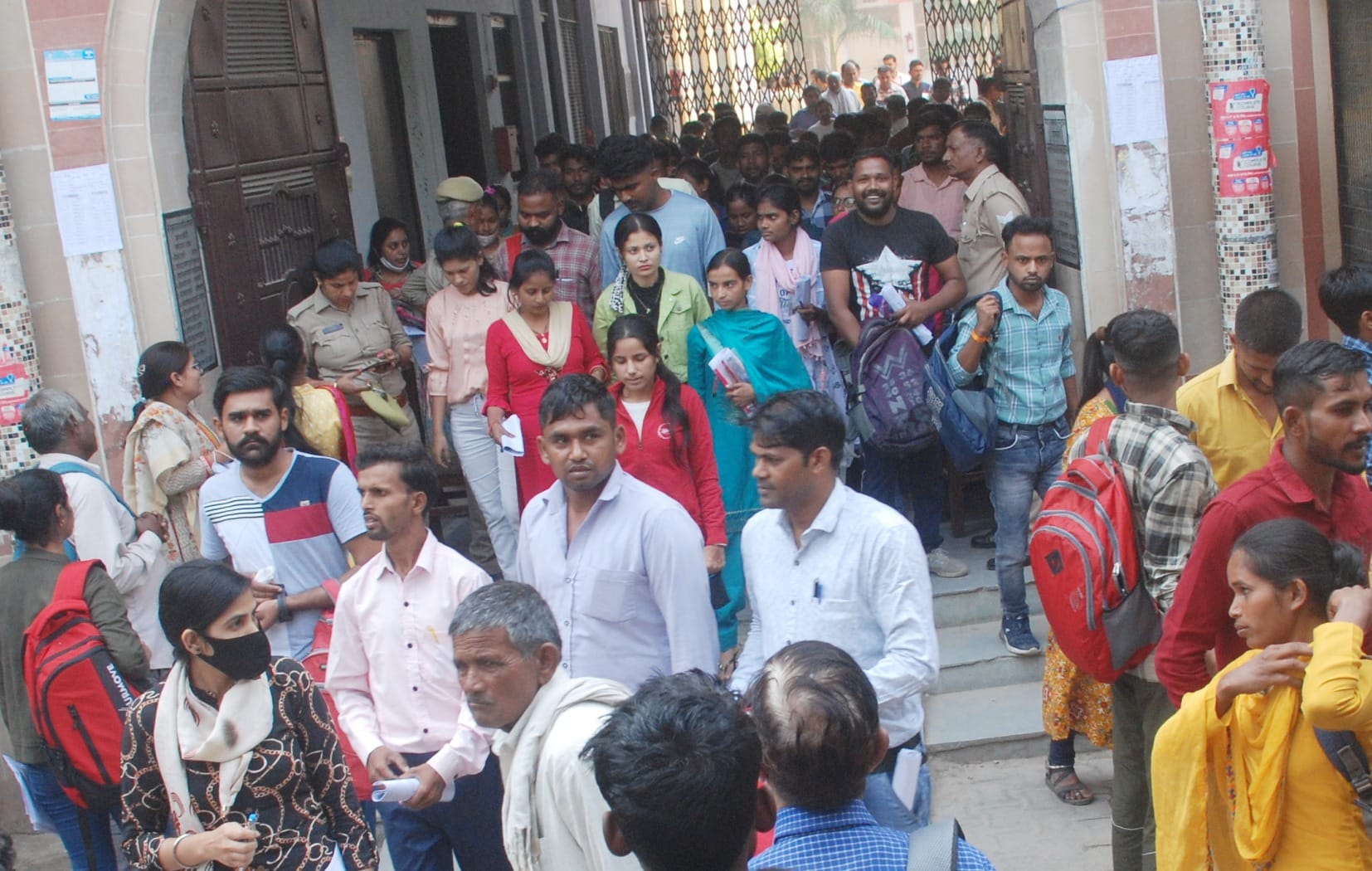 बागपत यमुना इंटर कालेज में परीक्षा देने के बाद बाहर की ओर आते अभ्यर्थी बागपत यमुना इंटर कालेज में परीक्षा देने के बाद बाहर की ओर आते अभ्यर्थी