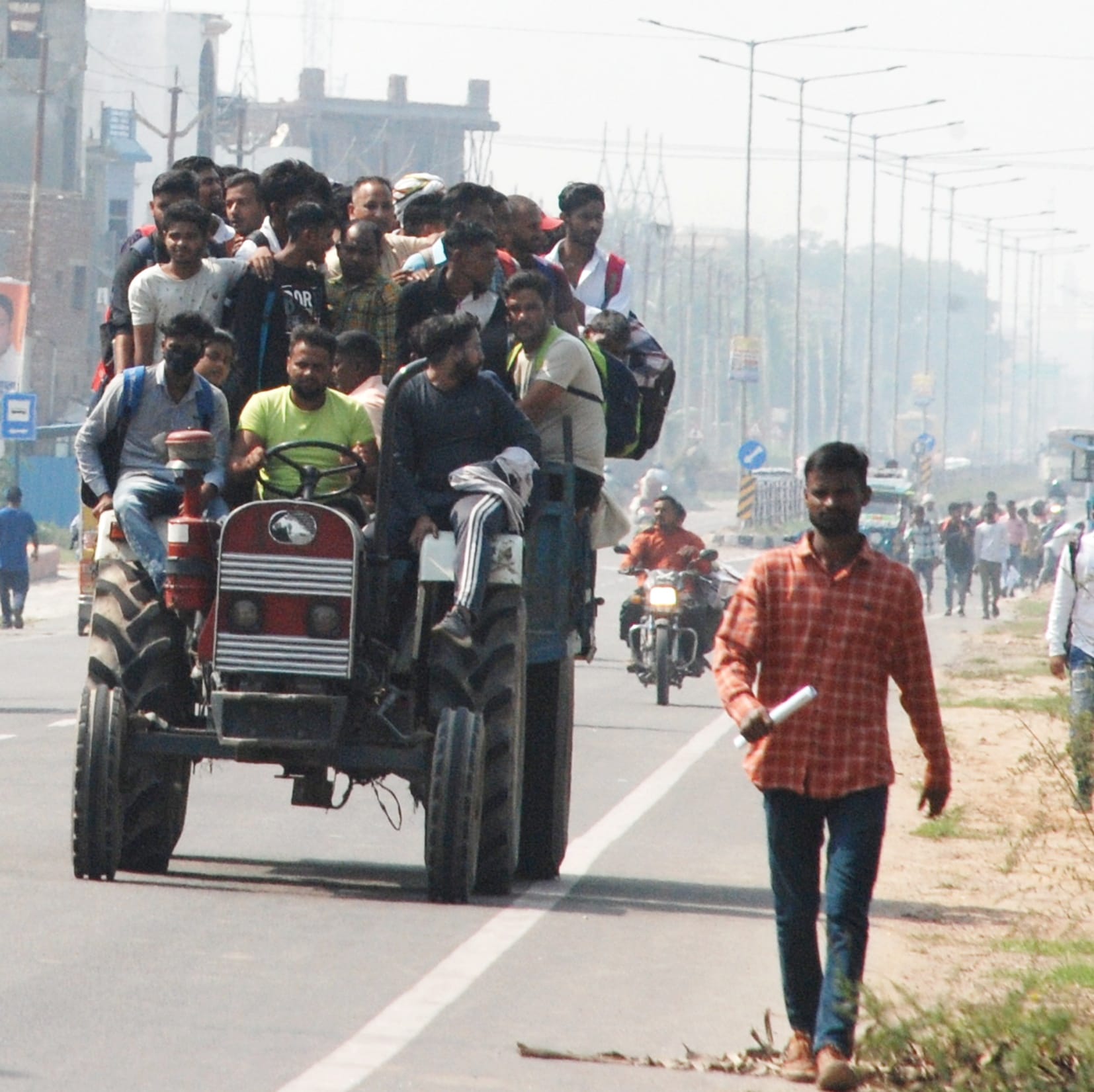 बेपटरी यातायात व्यवस्था, जोखिम में जान: जिले में परीक्षा देने आए अभ्यर्थियों के लिए यातायात की को बेपटरी यातायात व्यवस्था, जोखिम में जान: जिले में परीक्षा देने आए अभ्यर्थियों के लिए यातायात की को