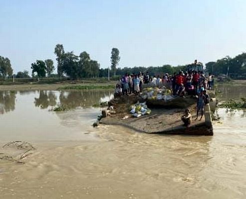 बाढ़ के कारण दातागंज में बहा रपटा पुल। संवाद