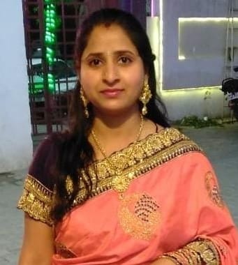 चांदपुर में मोनिका गुप्ता ने बेटियों के लिए रखा अहोई अष्टमी व्रत।