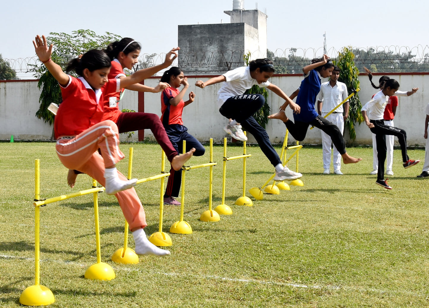 डीपीएस पब्लिक स्कूल में आयोजित खेलकूद प्रतियोगिता दौडती छात्राएं डीपीएस पब्लिक स्कूल में आयोजित खेलकूद प्रतियोगिता दौडती छात्राएं