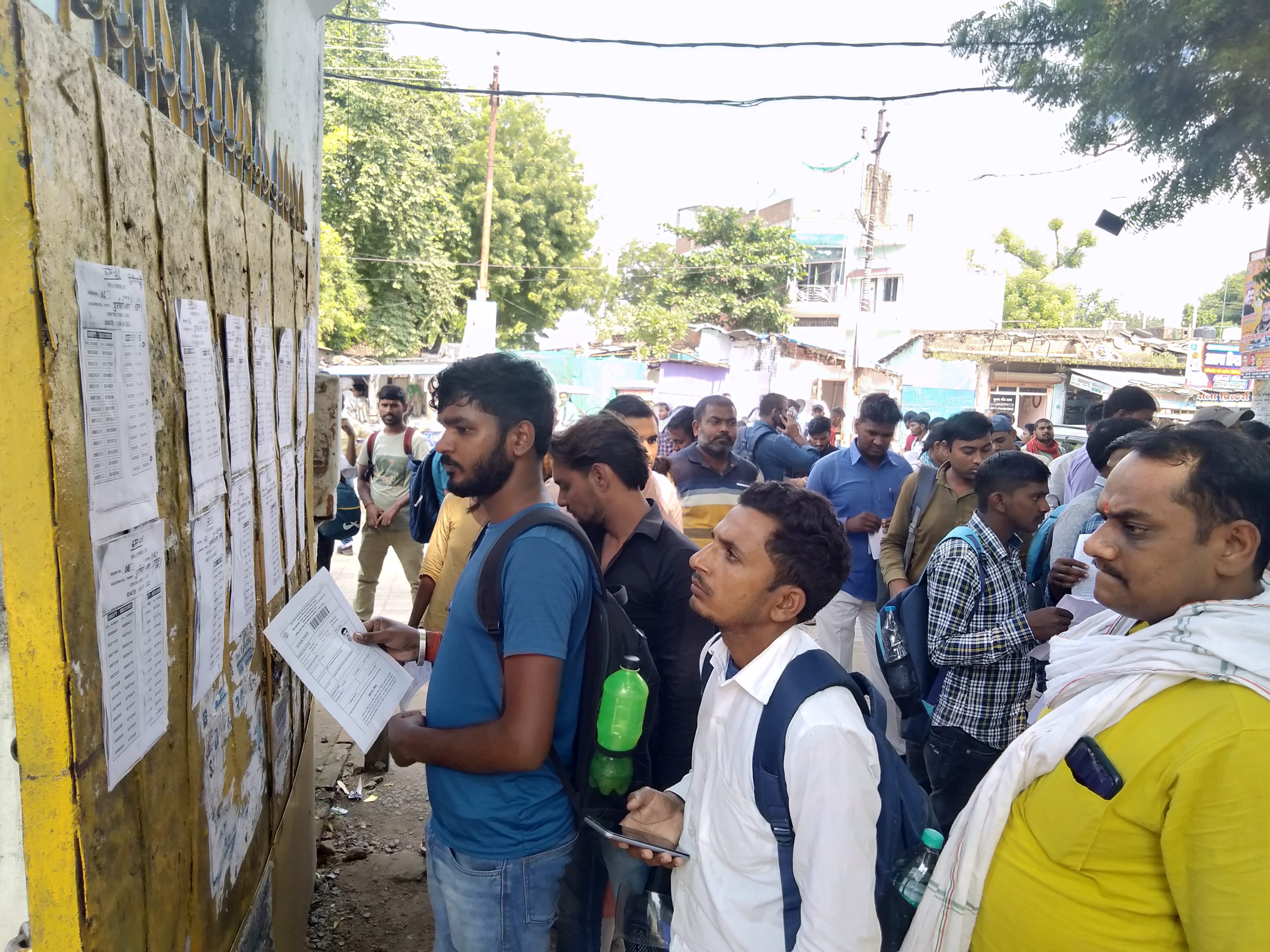 फोटो 16 बीएनडीपी 12- जीजीआईसी में सिटिंग प्लान की सूची देखते परीक्षार्थी। संवाद फोटो 16 बीएनडीपी 12- जीजीआईसी में सिटिंग प्लान की सूची देखते परीक्षार्थी। संवाद