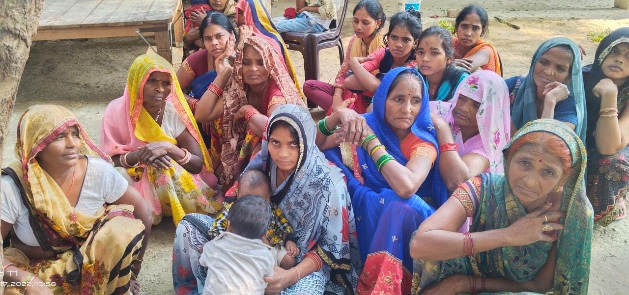 फोटो-19- रोती बिलखती परिजन महिलाएं फोटो-19- रोती बिलखती परिजन महिलाएं