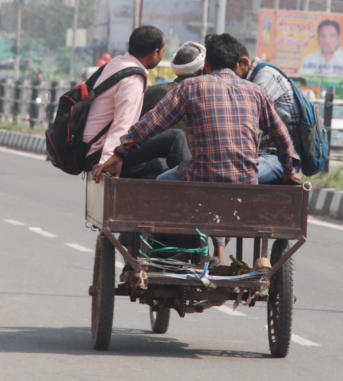 ागपत में डग्गेमार वाहन से जाते अभ्यर्थी ागपत में डग्गेमार वाहन से जाते अभ्यर्थी