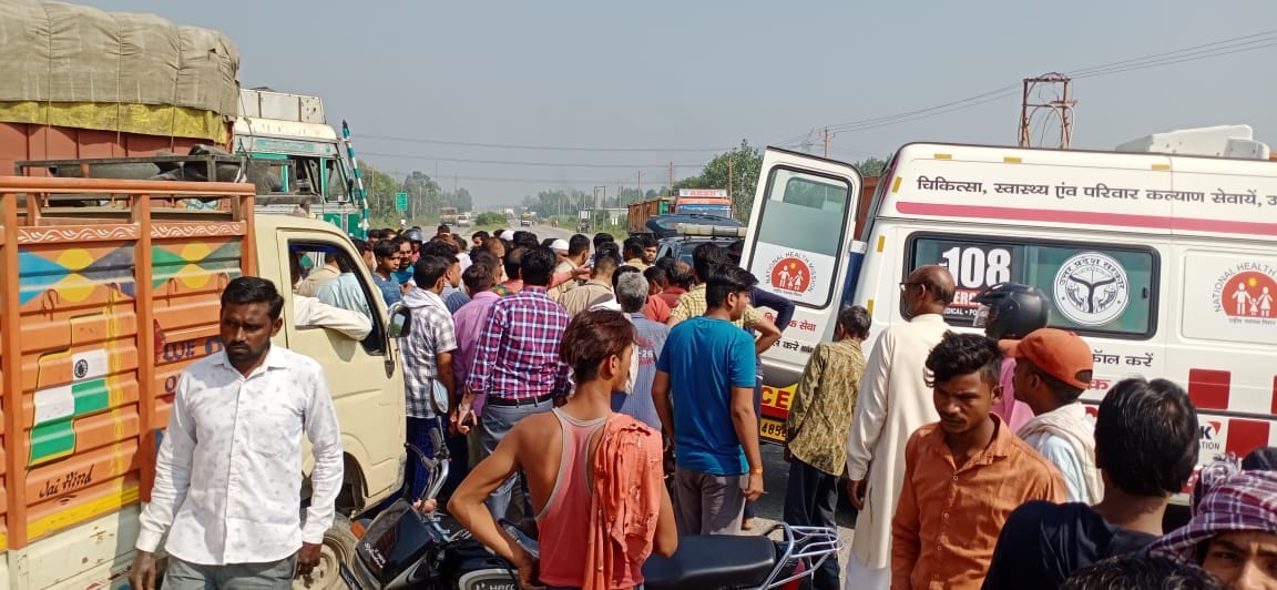 घायलों को अस्पताल पहुंचाते लोग घायलों को अस्पताल पहुंचाते लोग