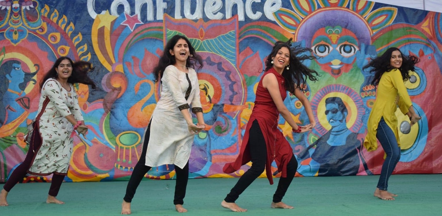 कार्यक्रम के दौरान नृत्य की प्रस्तुति देतीं छात्राएं। संवाद कार्यक्रम के दौरान नृत्य की प्रस्तुति देतीं छात्राएं। संवाद