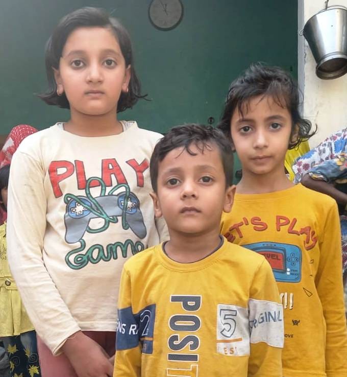 खरड़ गांव के शहीद अमित कुमार की बेटी अवनी, अंशु व बेटा आरव।