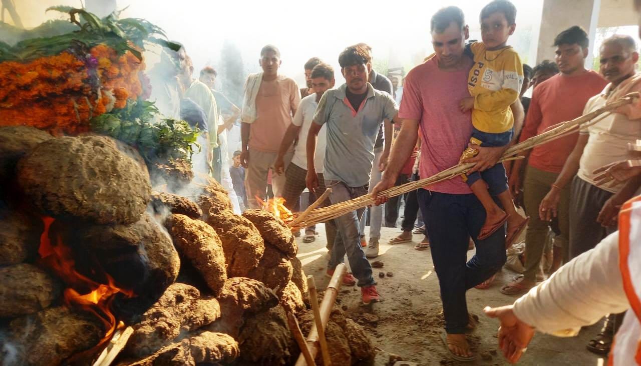खरड़ गांव के शहीद अमित कुमार की चिता को मुखाग्नि देता अबोध बेटा आरव।