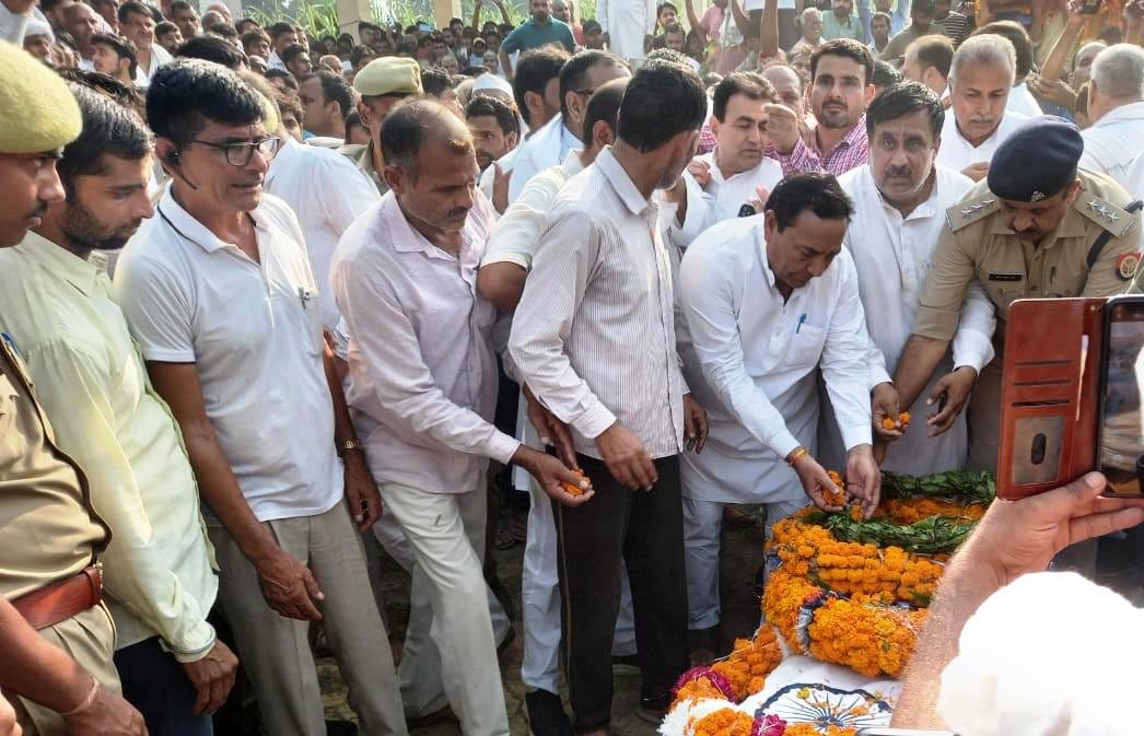 खरड़ गांव के शहीद अमित कुमार को पुष्प चक्र अर्पित कर श्रद्धांजली देते विधायक राजपाल बालियान व अन?