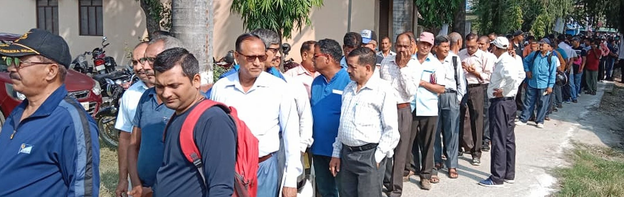 खटीमा में ब्लॉक परिसर में पूर्व सैनिक संगठन के चुनाव में मतदान करने के लिए लाइन में खड़े पूर्व सै? खटीमा में ब्लॉक परिसर में पूर्व सैनिक संगठन के चुनाव में मतदान करने के लिए लाइन में खड़े पूर्व सै?