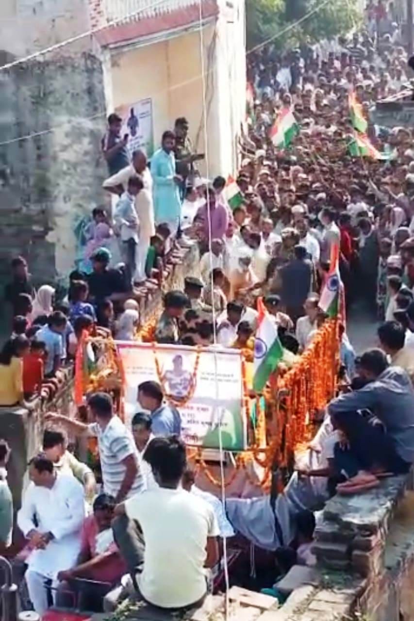 मुजफ्फरनगर : खरड़ गांव के शहीद अमित कुमार के अंतिम दर्शन के लिए उमड़ी भीड़।