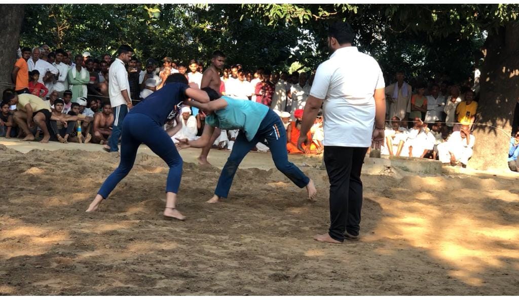 मुजफ्फरनगर : खतौली के गांव पिपलेहड़ा में आयोजित दंगल में दमखम दिखातीं महिला पहलवान।