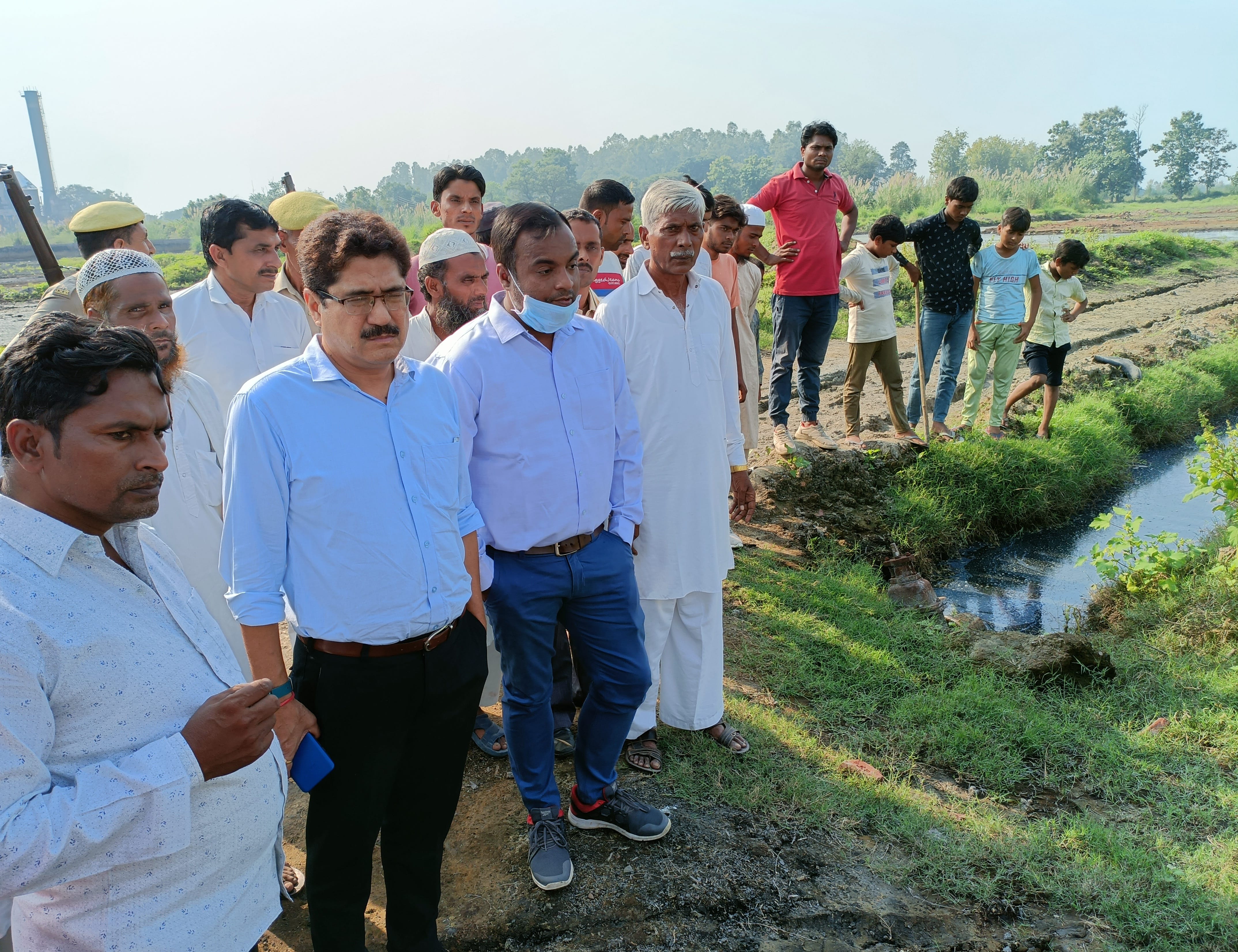 नजीबाबाद के गांव चंदनपुरा क्षेत्र में प्रदूषण के संबंध में भ्रमण करते एसडीएम।
