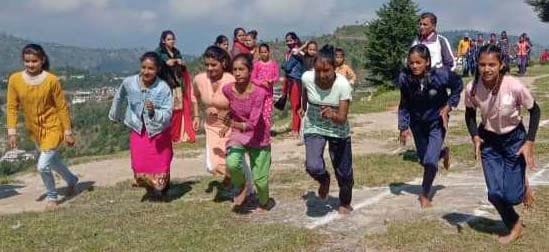 पाटी के रौलमेल में खेल महाकुंभ के तहत रेस में दौड़ती बालिकाएं। संवाद पाटी के रौलमेल में खेल महाकुंभ के तहत रेस में दौड़ती बालिकाएं। संवाद