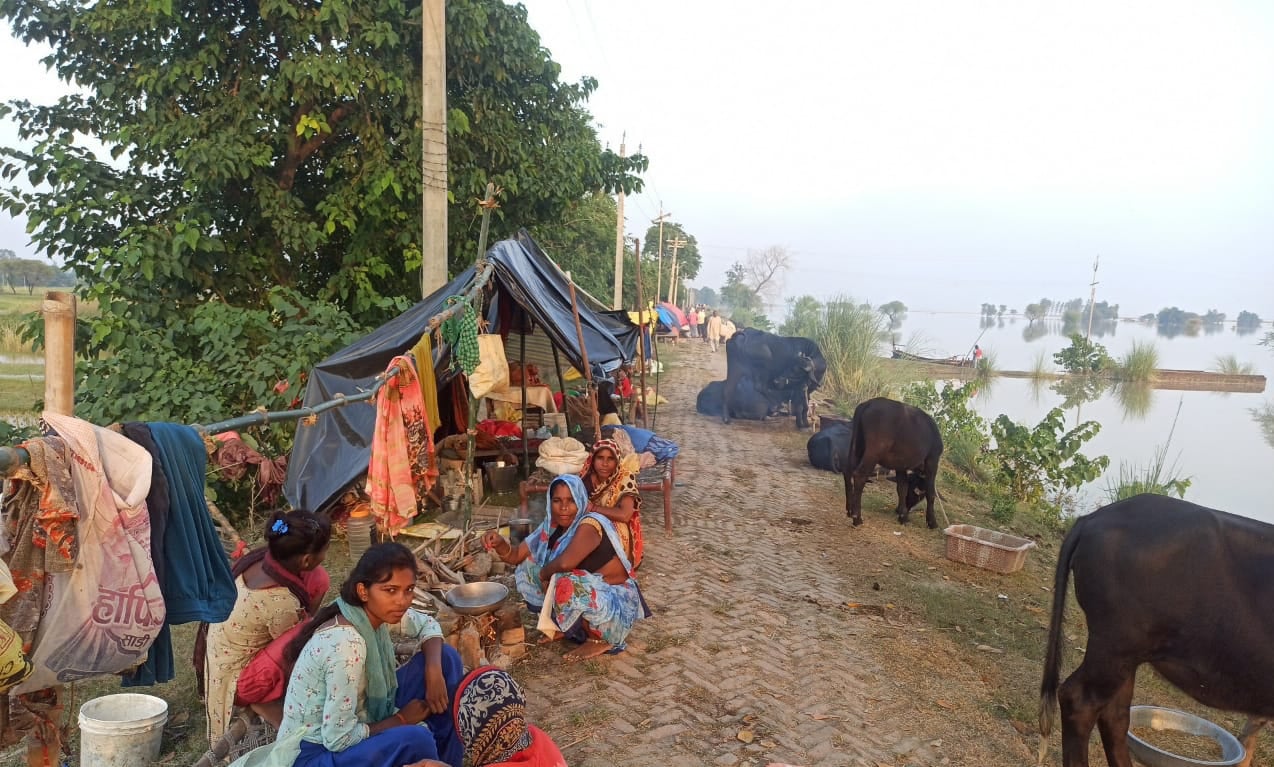 सगड़ी तहसील के सेमरी गांव के विस्थापित बंधे पर शरण लिए। संवाद सगड़ी तहसील के सेमरी गांव के विस्थापित बंधे पर शरण लिए। संवाद