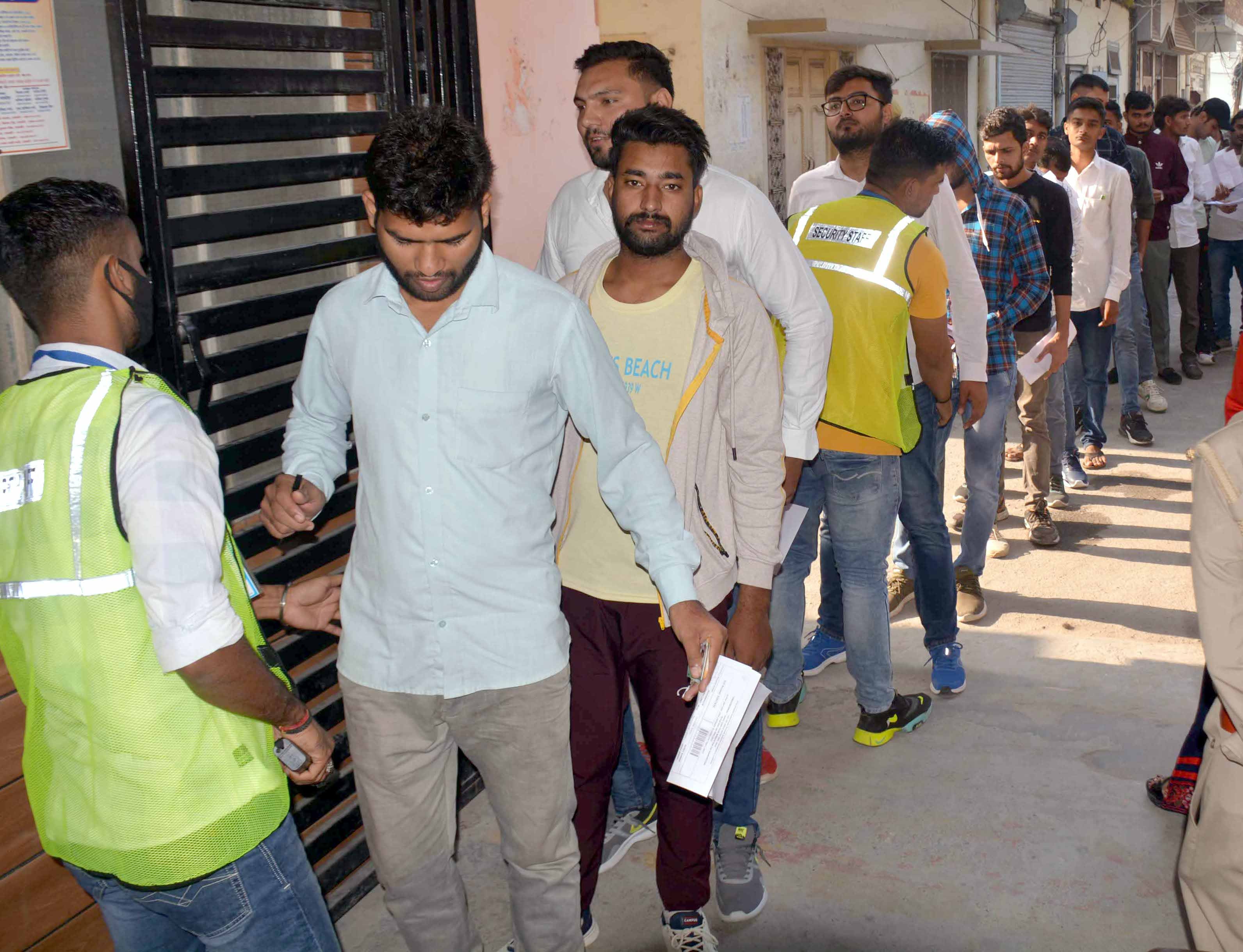 शामली हिन्दू कन्या इंटर कॉलेज में परीक्षा के दोरान अभ्यर्थियो की चैकिंग करते कर्मचारी शामली हिन्दू कन्या इंटर कॉलेज में परीक्षा के दोरान अभ्यर्थियो की चैकिंग करते कर्मचारी