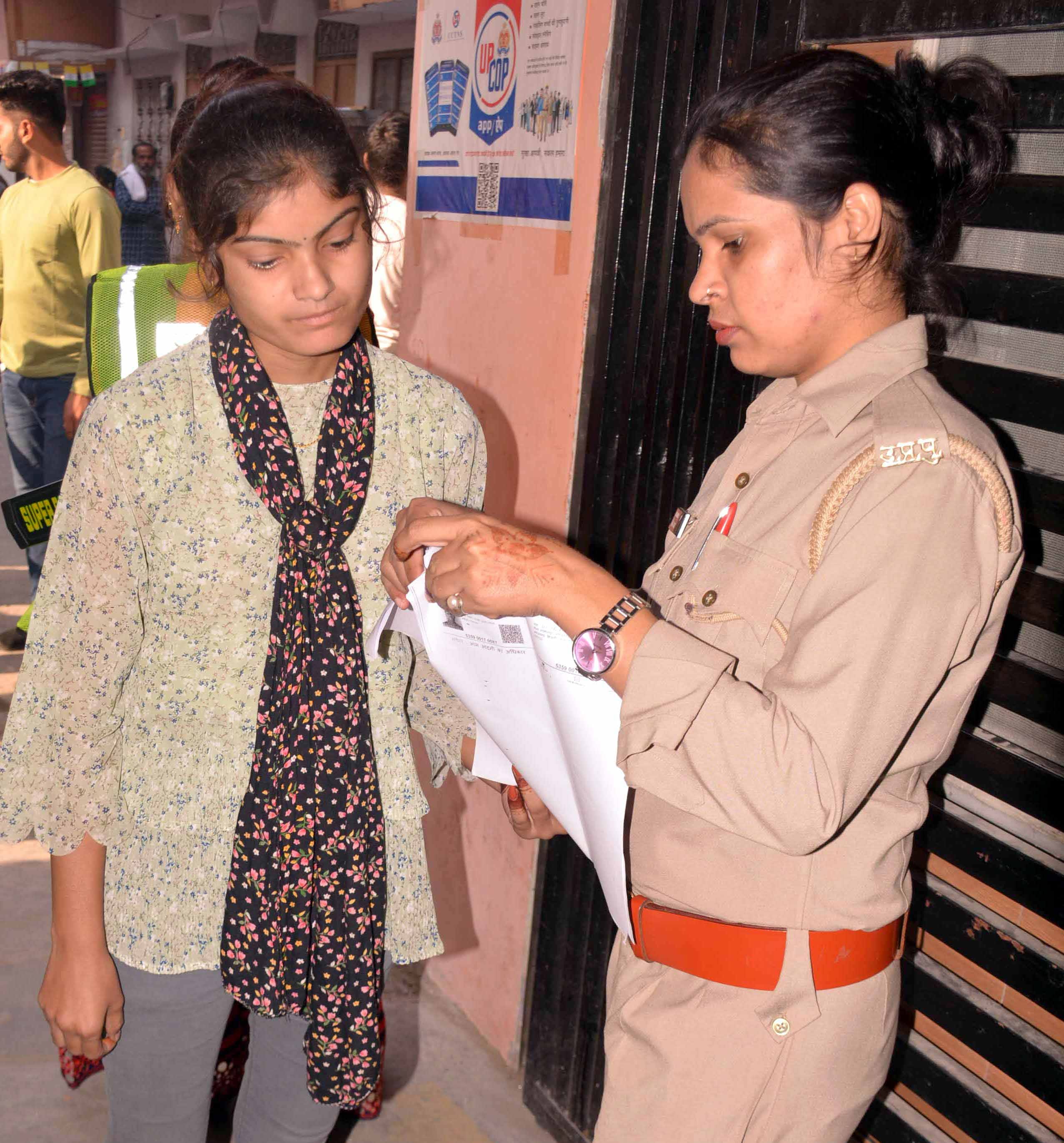 शामली हिन्दू कन्या इंटर कॉलेज में परीक्षा के दौरान अभ्यर्थियों के कागज चैक करती महिला पुलिसकर्म शामली हिन्दू कन्या इंटर कॉलेज में परीक्षा के दौरान अभ्यर्थियों के कागज चैक करती महिला पुलिसकर्म