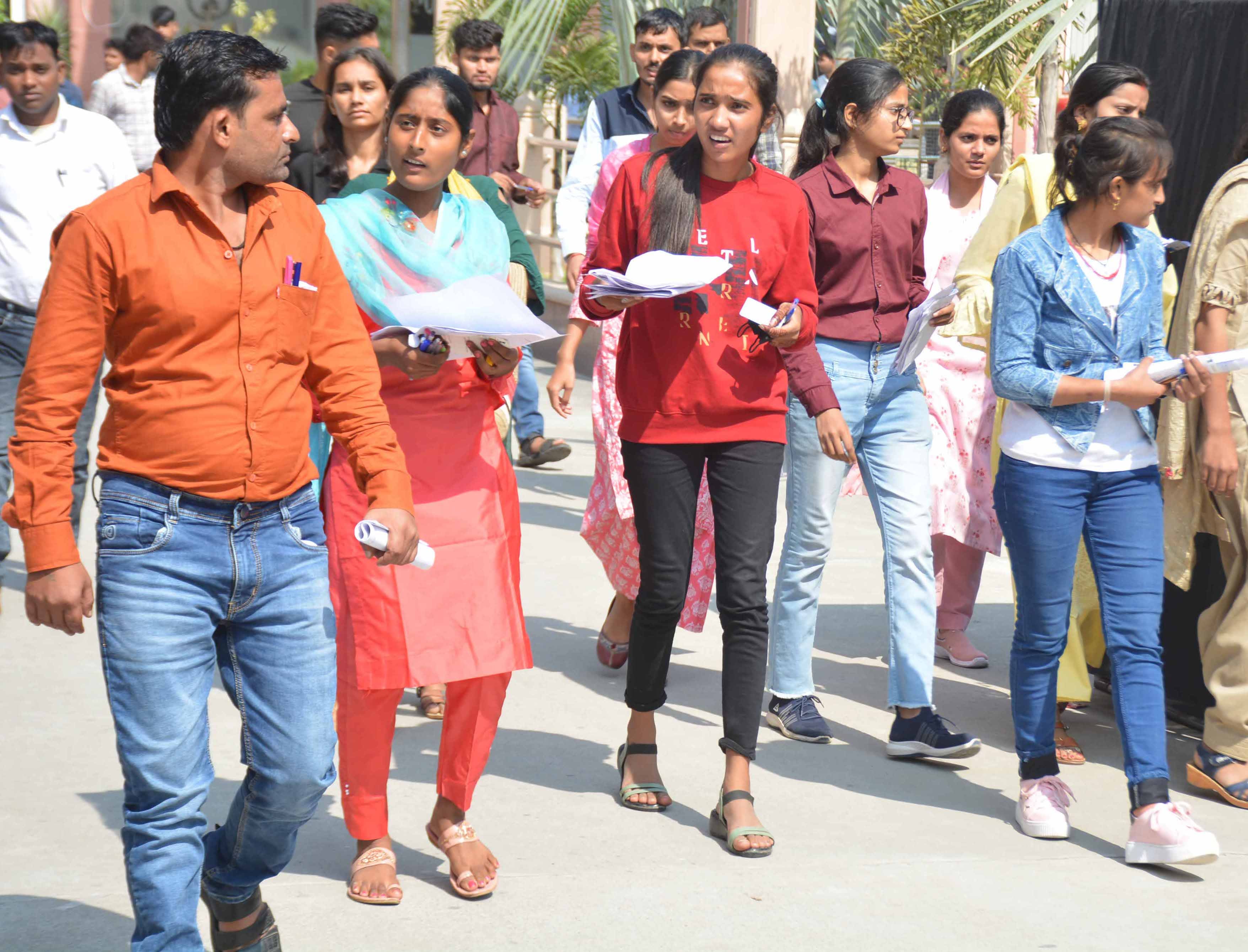 शामली में सिल्वर बेल्स स्कूल में परीक्षा देकर लौटते अभ्यर्थी शामली में सिल्वर बेल्स स्कूल में परीक्षा देकर लौटते अभ्यर्थी