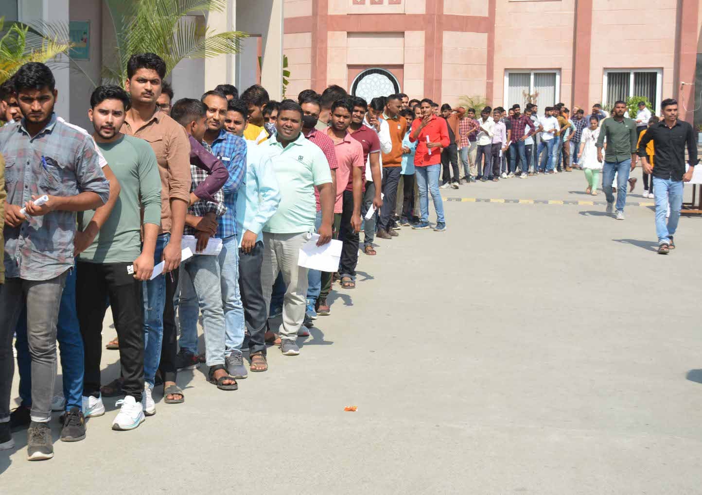 शामली सिल्वर बेल्स स्कूल में परीक्षा के दौरान अभ्यर्थियों की लगी लाइन शामली सिल्वर बेल्स स्कूल में परीक्षा के दौरान अभ्यर्थियों की लगी लाइन