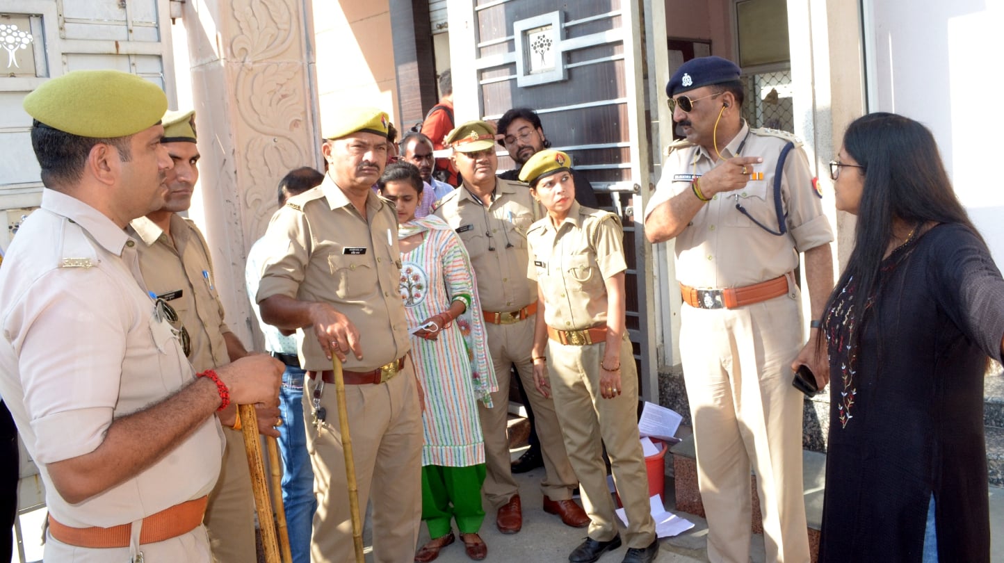 शामली सिल्वर बेल्स स्कूल में परीक्षा के दौरान पुलिसकर्मियों को दिशा निर्देश देते सीओ। शामली सिल्वर बेल्स स्कूल में परीक्षा के दौरान पुलिसकर्मियों को दिशा निर्देश देते सीओ।