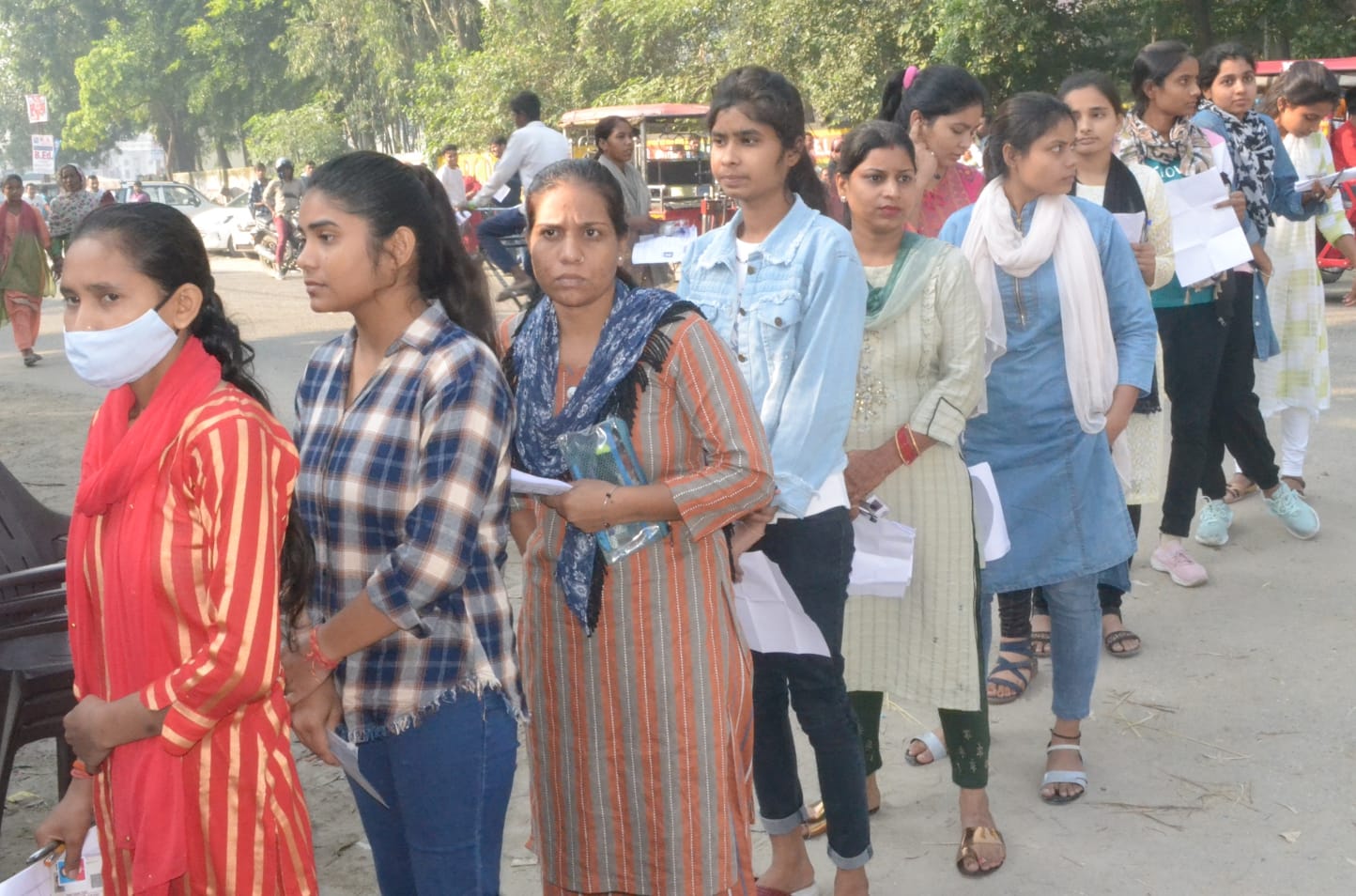 शामली वीवी डिग्री कॉलेज में परीक्षा के दौरान अभ्यर्थियों की लगी लाइन शामली वीवी डिग्री कॉलेज में परीक्षा के दौरान अभ्यर्थियों की लगी लाइन