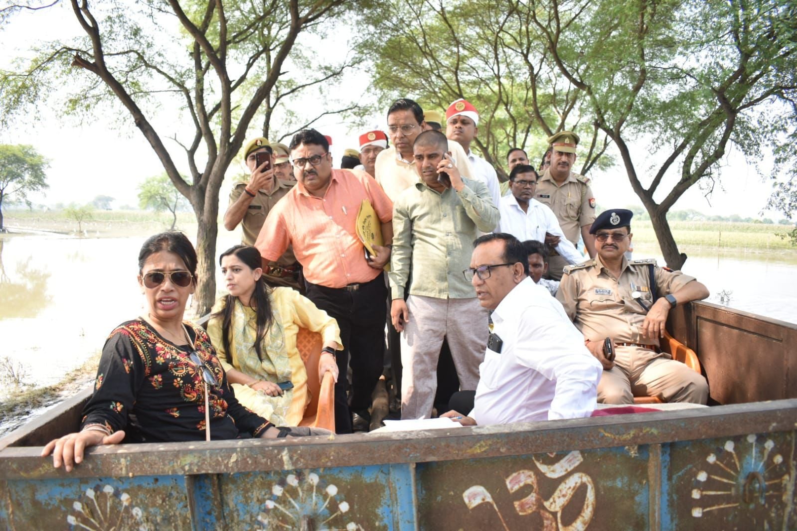 ट्रैक्टर-ट्रॉली में सवार होकर बाढ़ प्रभावित इलाके का जायजा लेतीं मंडलायुक्त संयुक्ता समद्दर, डी