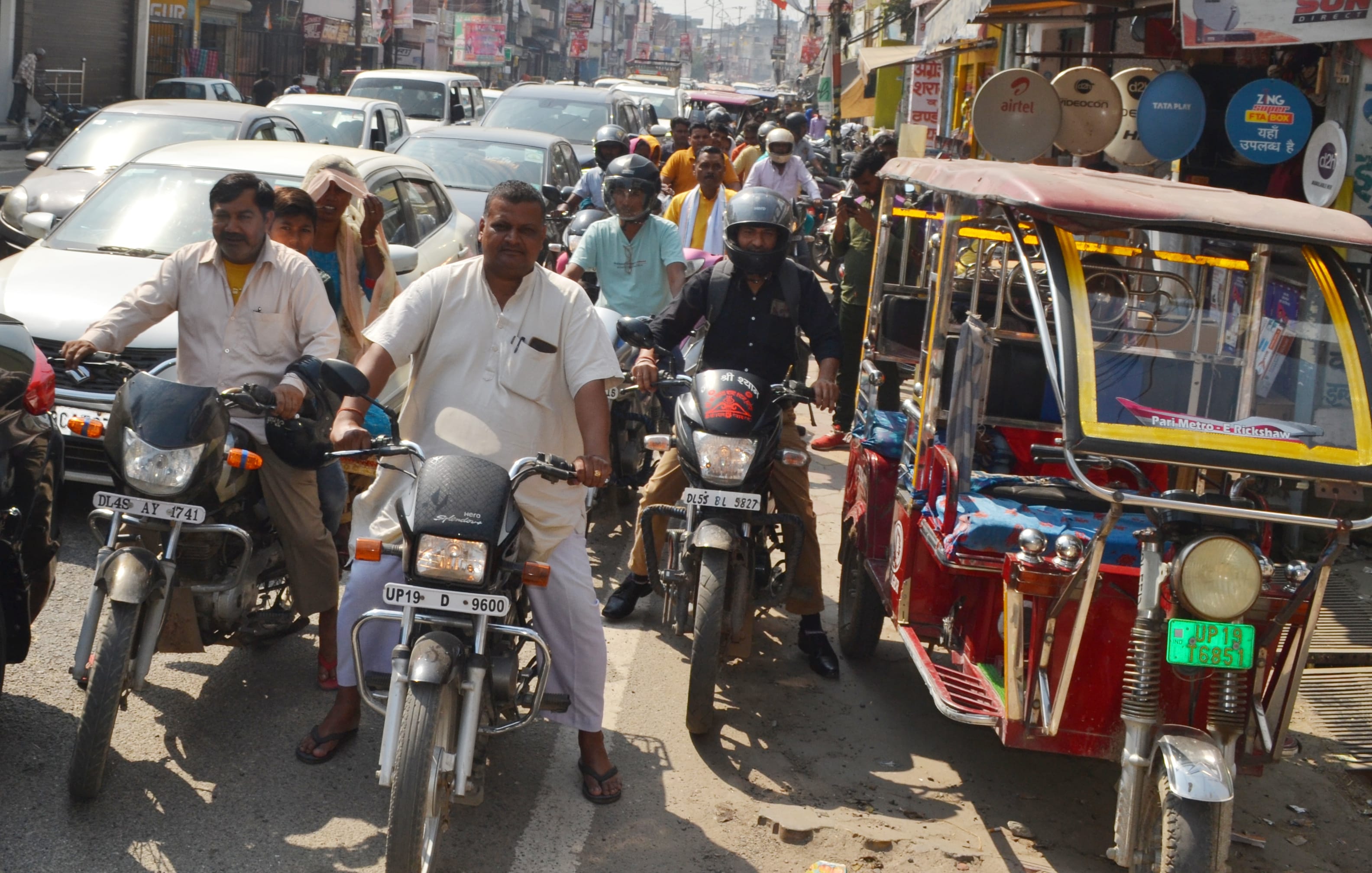 धीमानपुरा मार्ग पर लगा जाम धीमानपुरा मार्ग पर लगा जाम