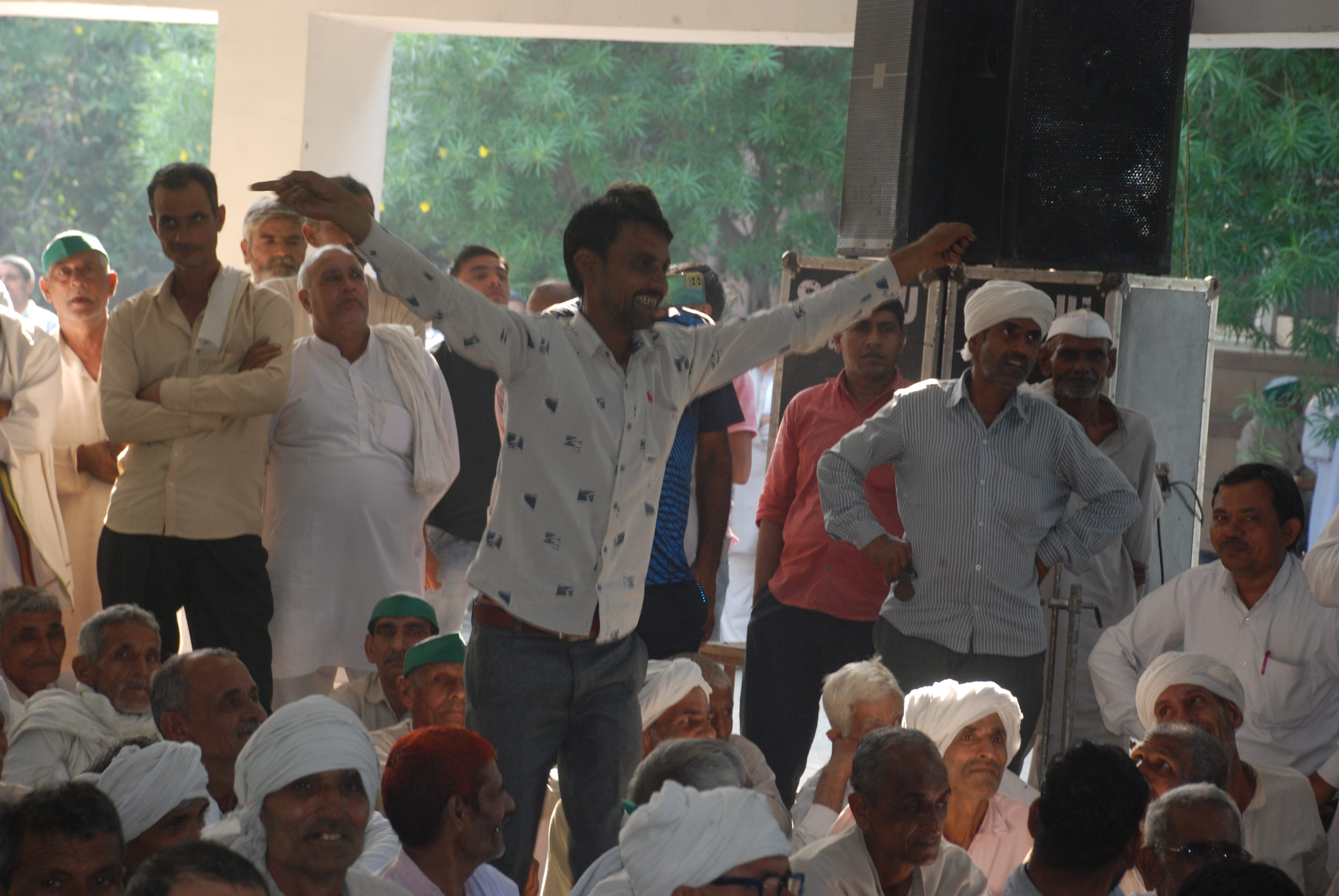 बागपत कलक्ट्रेट स्थिल लोकमंच में रागनी के दौरान नृत्य करता युवक बागपत कलक्ट्रेट स्थिल लोकमंच में रागनी के दौरान नृत्य करता युवक