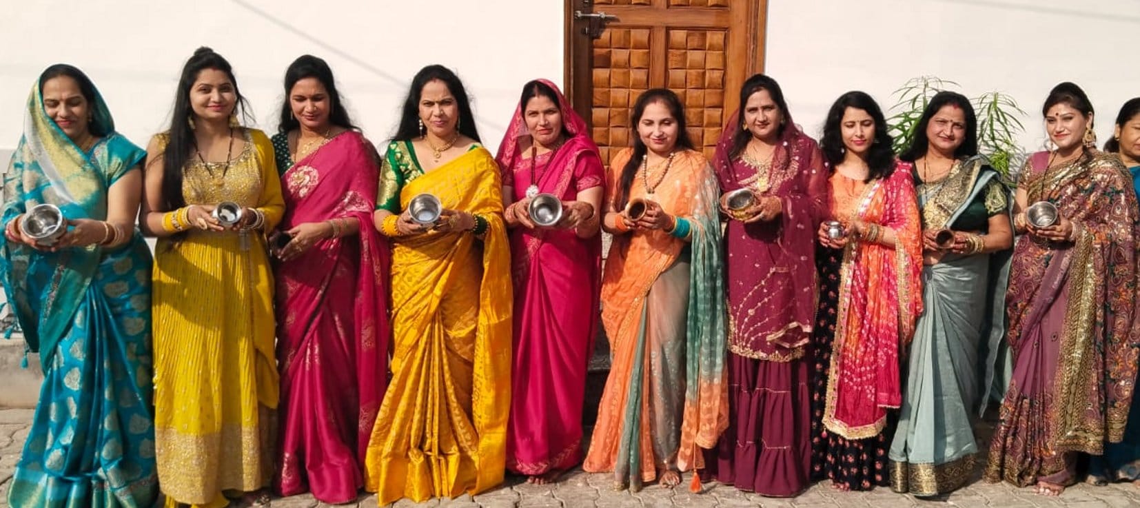 बागपत में अहोई माता की पूजा के बाद भगवान सूर्य को जल देती महिलाएं