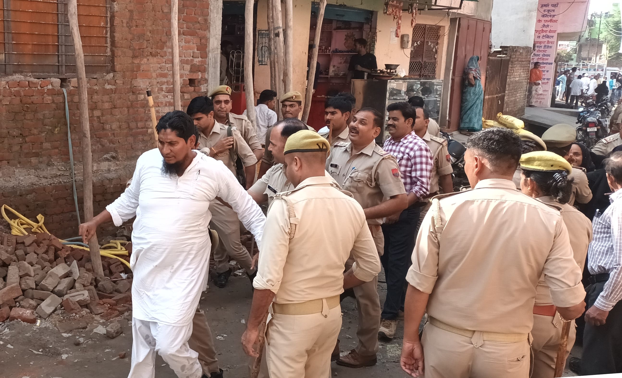 बिजनौर के नहटौर में  जमीन पर कब्जे के विवाद के मामले में गांव बैरमनगर हंगामे के दौरान ग्रामीण को प?
