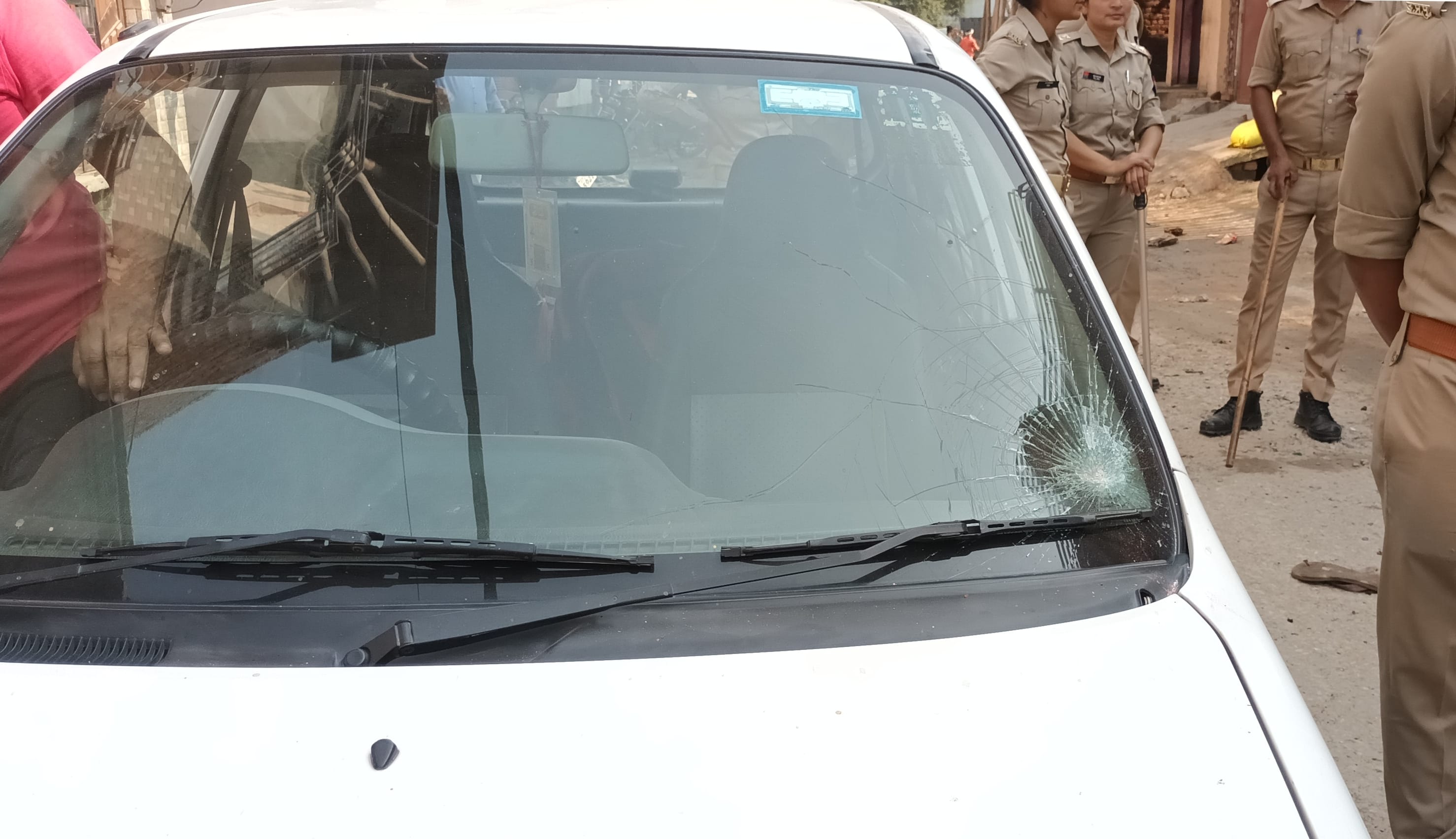 बिजनौर के नहटौर में  जमीन पर कब्जे के विवाद के मामले में गांव बैरमनगर में ग्रामीणों द्वारा तोड़ी ?