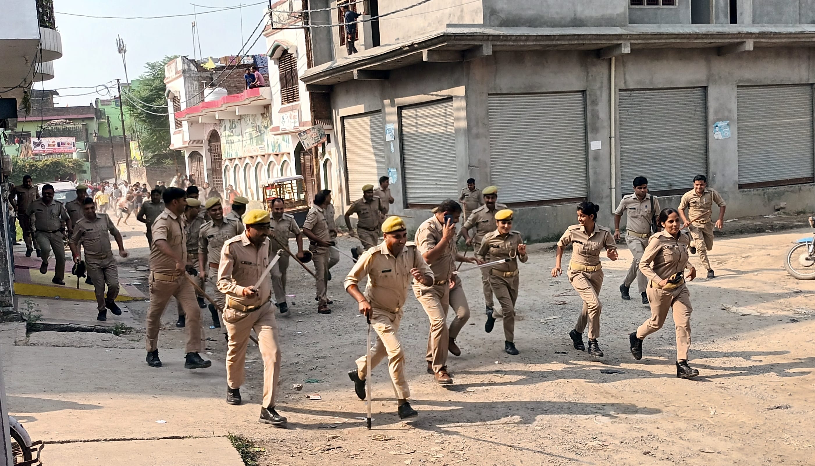 बिजनौर के नहटौर में जमीन पर कब्जे के विवाद के मामले में गांव बैरमनगर में पुलिस के ऊपर पथराव कर उन्?