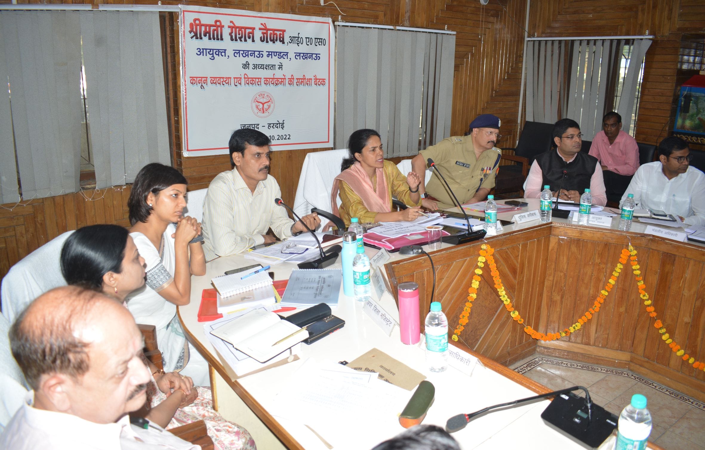 फोटो-01- विकास भवन में बैठक करती आयुक्त लखनऊ मंडल रोशन जैकब फोटो-01- विकास भवन में बैठक करती आयुक्त लखनऊ मंडल रोशन जैकब
