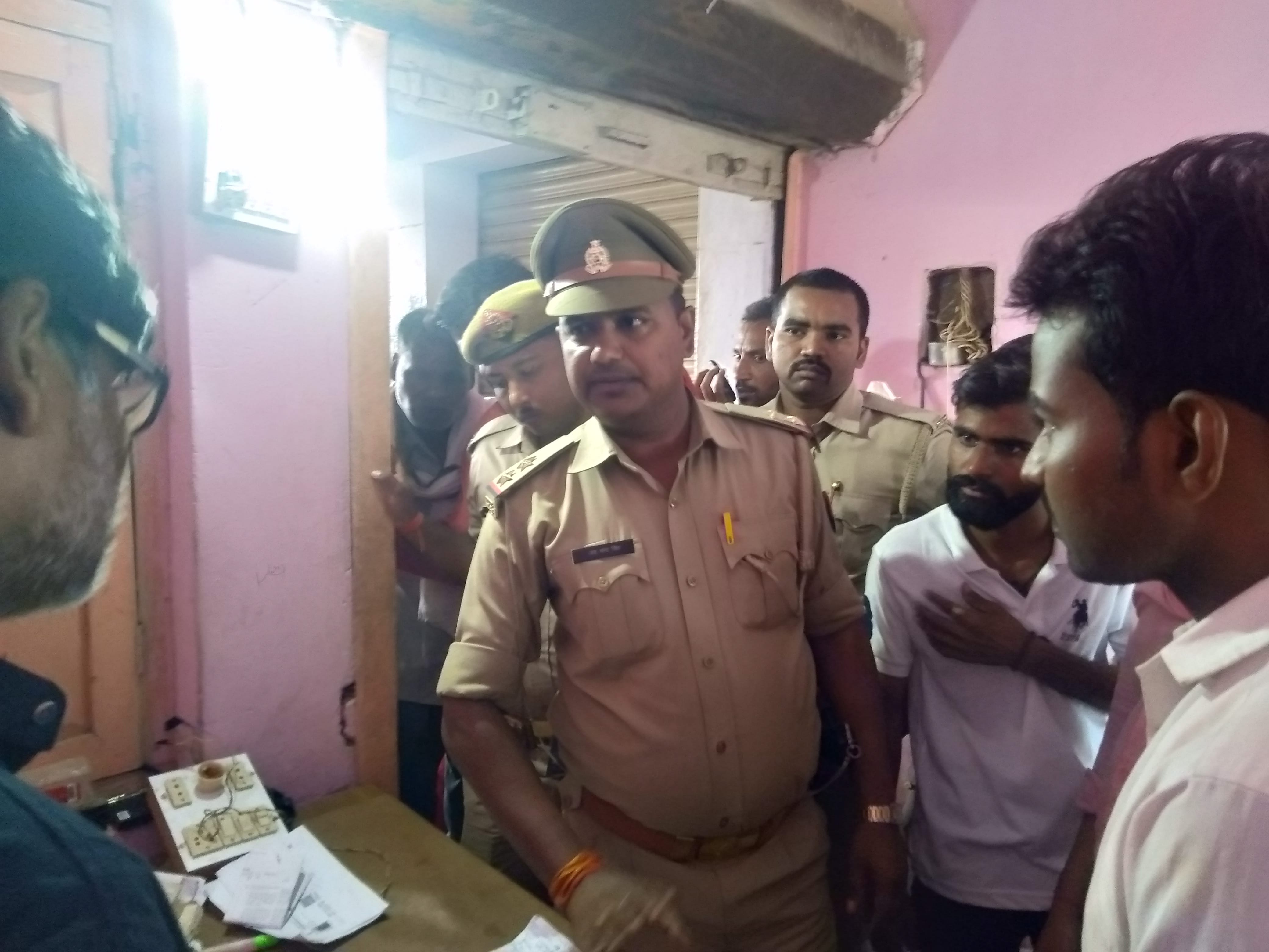 फोटो 18 बीएनडीपी 12- केंद्र प्रभारी से बात करते कालू कुआं चौकी इंचार्ज। संवाद फोटो 18 बीएनडीपी 12- केंद्र प्रभारी से बात करते कालू कुआं चौकी इंचार्ज। संवाद