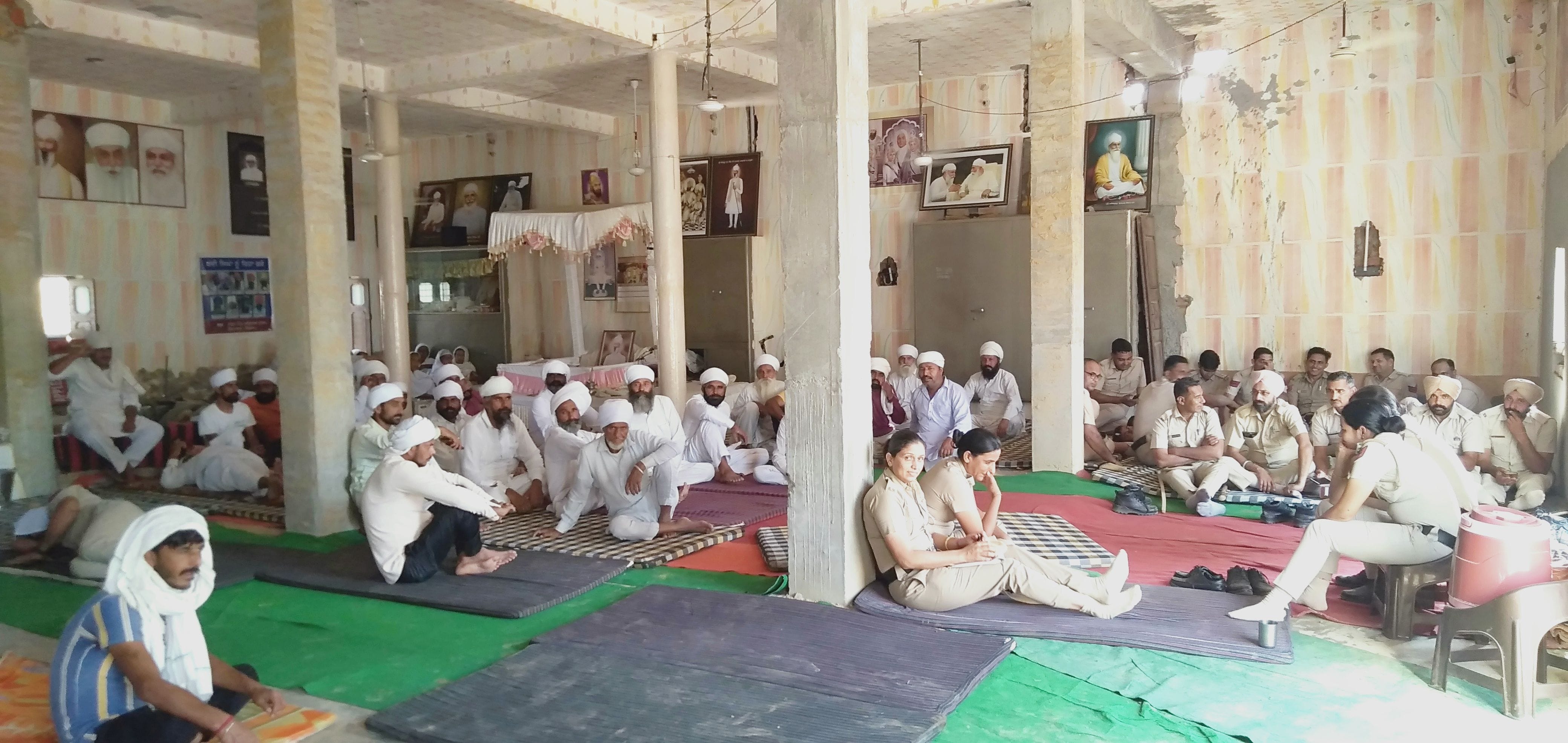 गुरुद्वारा में एकत्रित हुई नामधारी और सिख संगत।