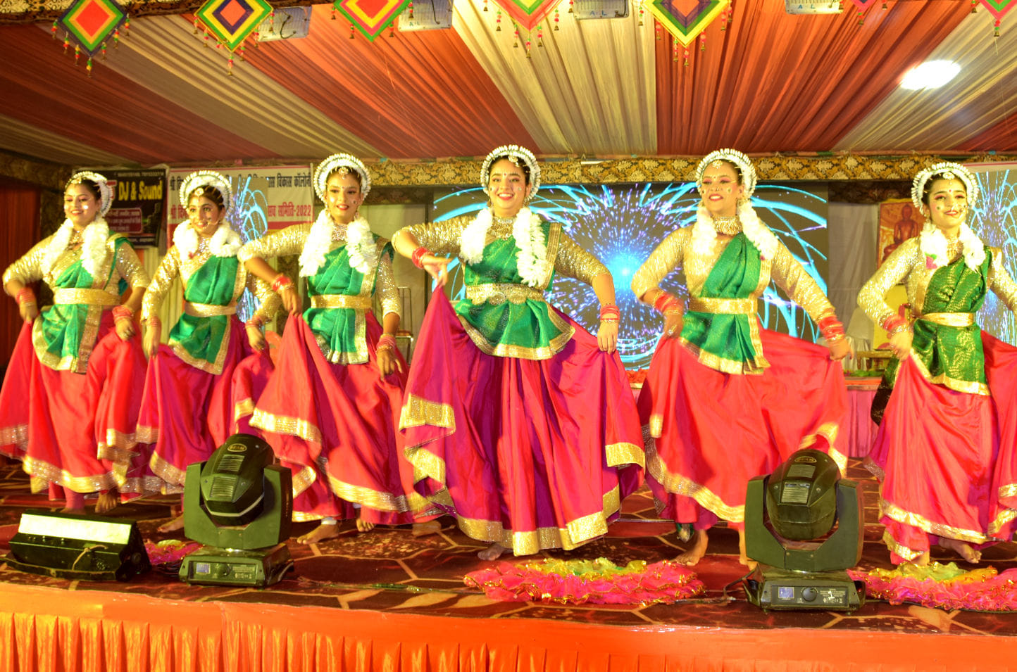 जैन बाग धर्मशाला में गजरथ महोत्सव के तहत आयोजित कार्यक्रम में सांस्कृतिक प्रस्तुति देते कलाकार जैन बाग धर्मशाला में गजरथ महोत्सव के तहत आयोजित कार्यक्रम में सांस्कृतिक प्रस्तुति देते कलाकार