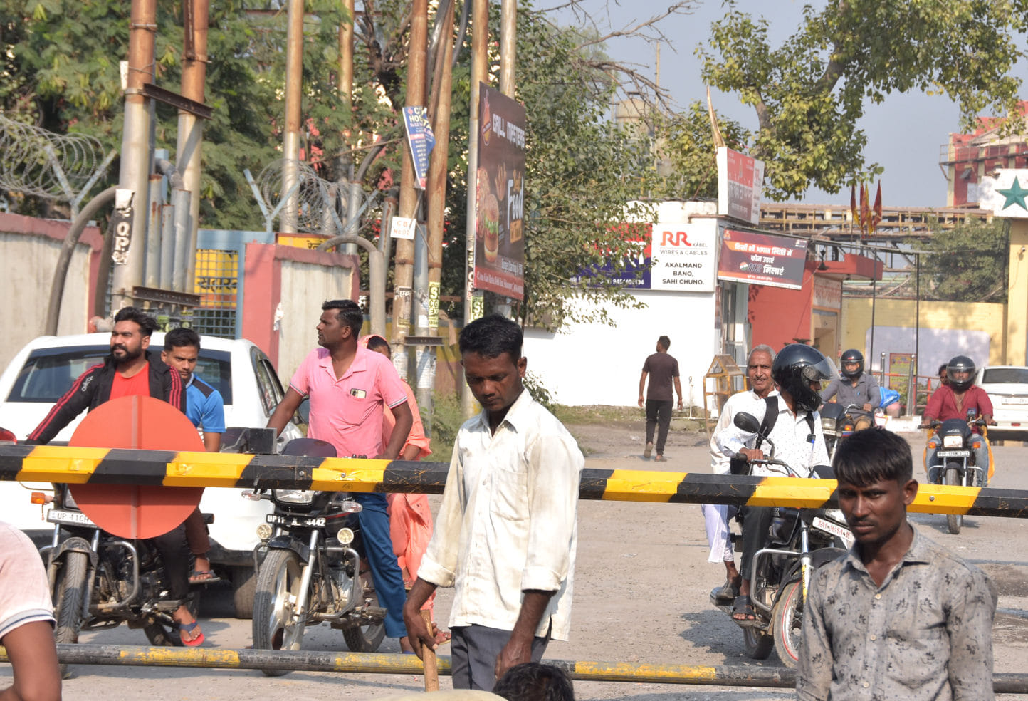 काम होने से बंद पेपर मिल रोड की रेलवे फाटक व खड़े वाहन चालक।