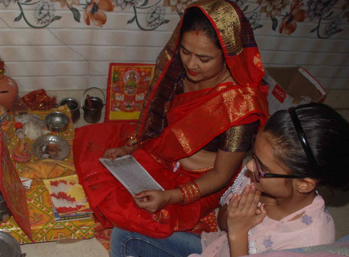 माता रानी बेटी पर बनाए रखे आर्शीवाद: बागपत के ठाकुरद्वारा मोहल्ले में बेटी अदिति के साथ अहोई माता
