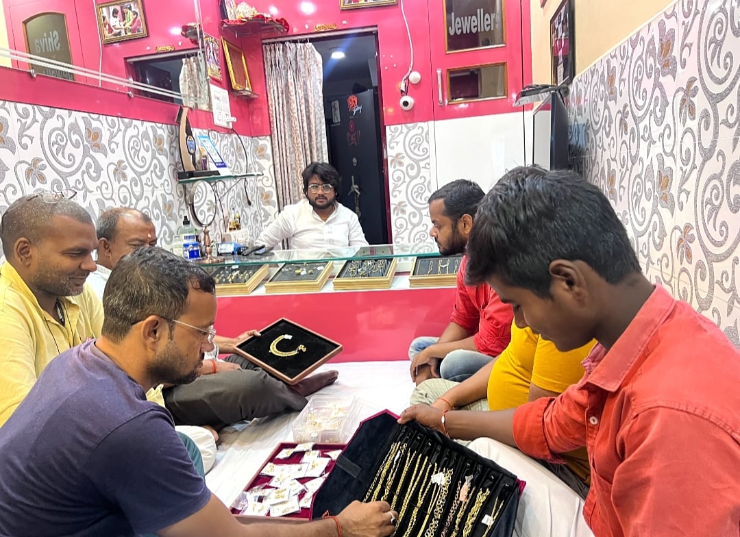 नगर के घास बाजार स्थित शिवा ज्वैलर्स पर सराफा की खरीदारी करते लोग।संवाद नगर के घास बाजार स्थित शिवा ज्वैलर्स पर सराफा की खरीदारी करते लोग।संवाद