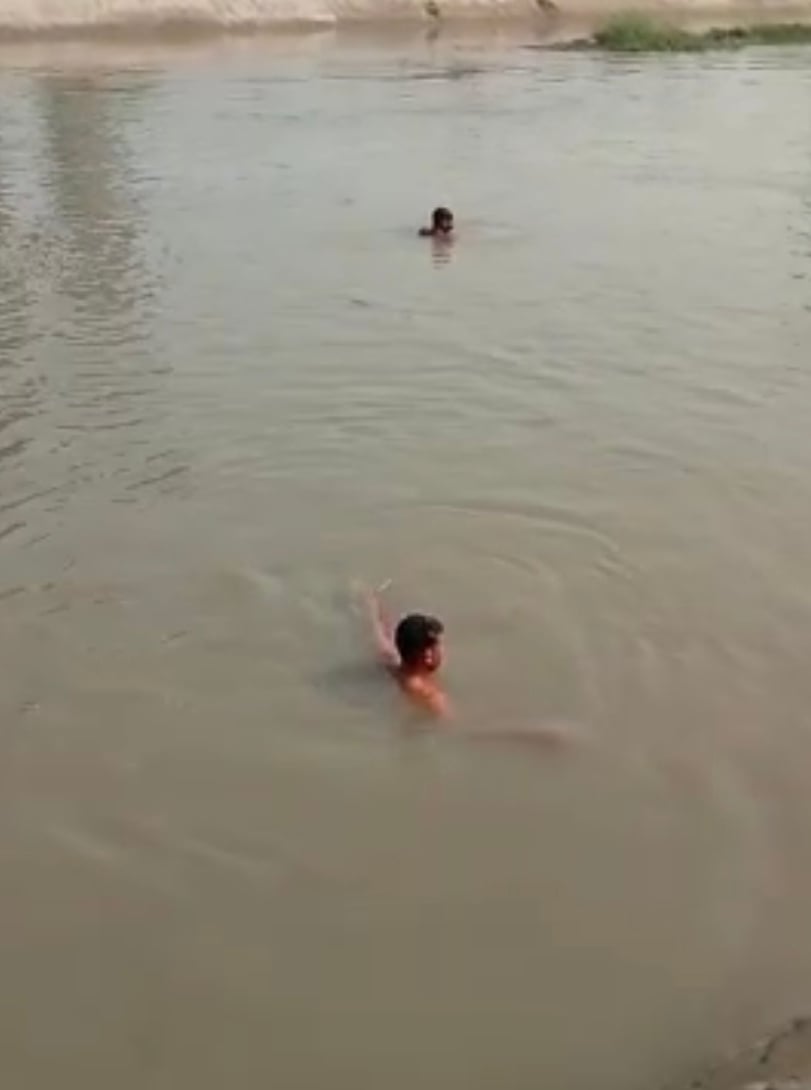 नदी में डूबे युवक मयंक की तलाश करते गोताखोर। नदी में डूबे युवक मयंक की तलाश करते गोताखोर।